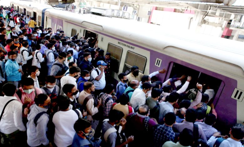 लोकल ट्रेन अपडेट |  १५ डब्यांच्या लोकलची वाढलेली गरज, गाड्यांमध्ये प्रचंड गर्दी